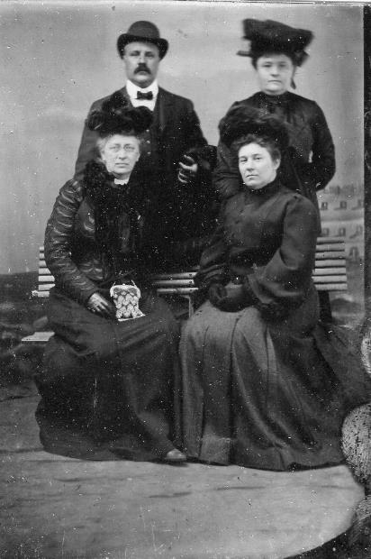 resized_redvelvet_p16C=Henry & Louise Schaefer & Ernestine Sattig Ahles + Lina J vom Saal.jpg